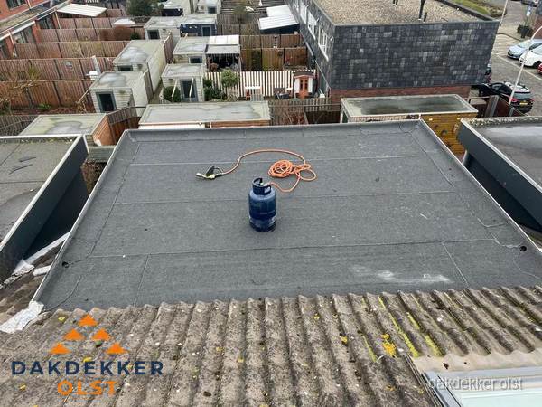 Plat dak met nieuwe bitumen dakbedekking en brandgereedschap in Olst Plat dak met nieuwe bitumen dakbedekking en brandgereedschap in Olst