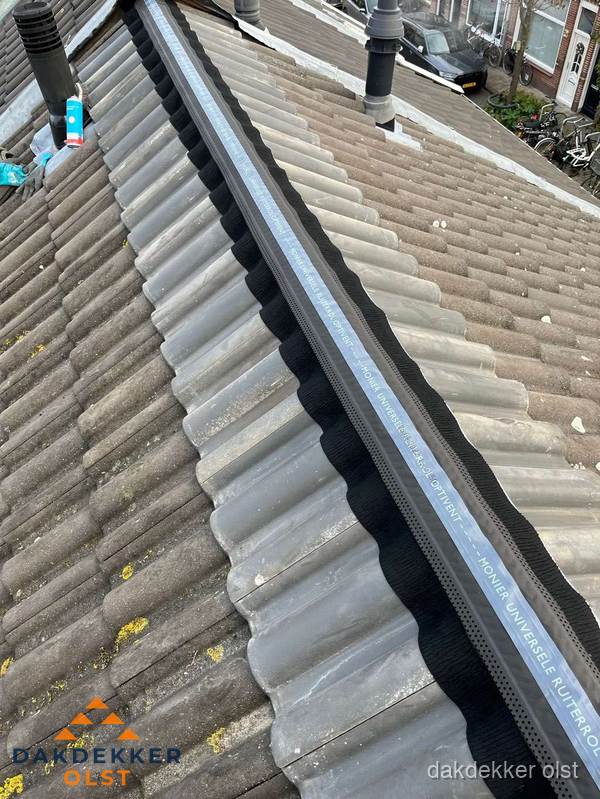 Nokvorst met Monier ventilatie op schuin pannendak in Olst