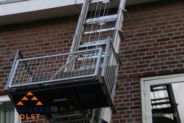 Ladderlift met dakpannen voor dakpan reparatie in Olst Ladderlift met dakpannen voor dakpan reparatie in Olst