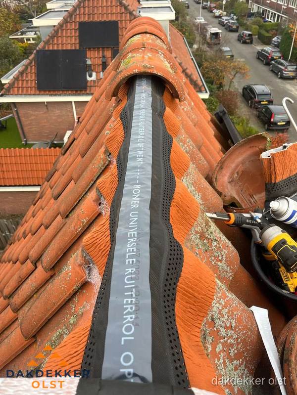 Dakdekker vervangt nokvorst met ruiterrol op pannendak in Olst Dakdekker vervangt nokvorst met ruiterrol op pannendak in Olst