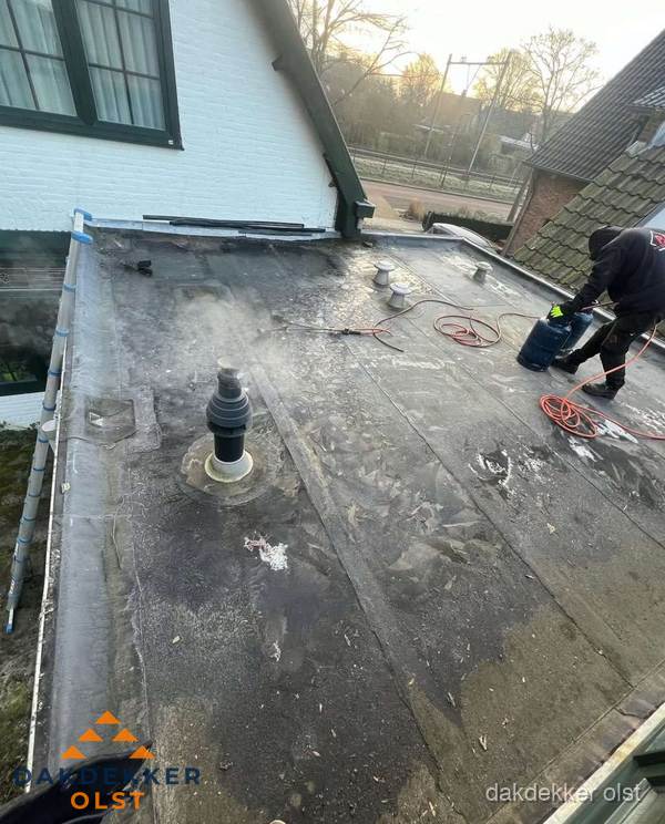Dakdekker verhelpt daklekkage op plat dak in Olst Dakdekker verhelpt daklekkage op plat dak in Olst