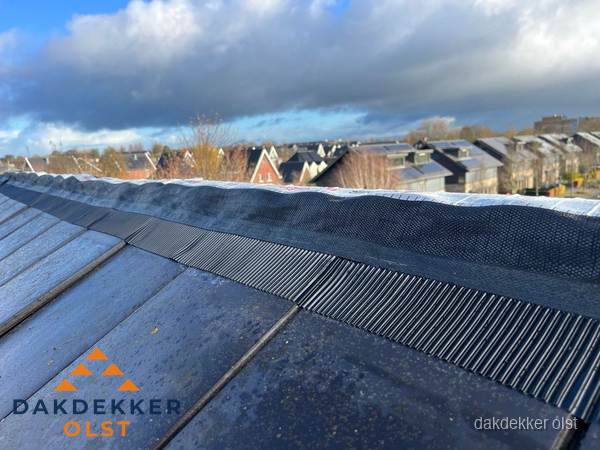 Dakisolatie bij de nok met ventilatieprofiel op schuin dak in Olst Dakisolatie bij de nok met ventilatieprofiel op schuin dak in Olst
