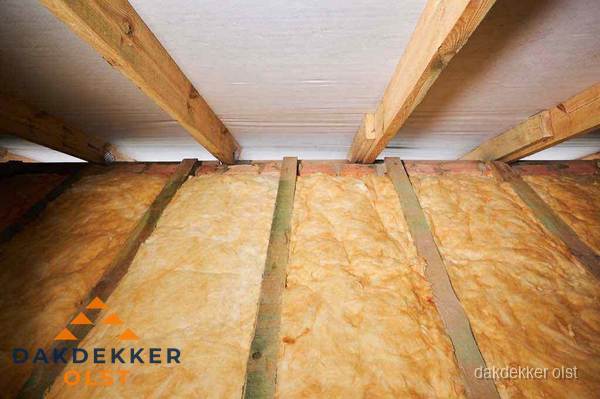 Dakisolatie met glaswol tussen dakspanten in Olst Dakisolatie met glaswol tussen dakspanten in Olst