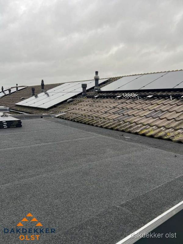 Bitumen dakbedekking op plat dak met aansluitend pannendak en zonnepanelen in Olst Bitumen dakbedekking op plat dak met aansluitend pannendak en zonnepanelen in Olst