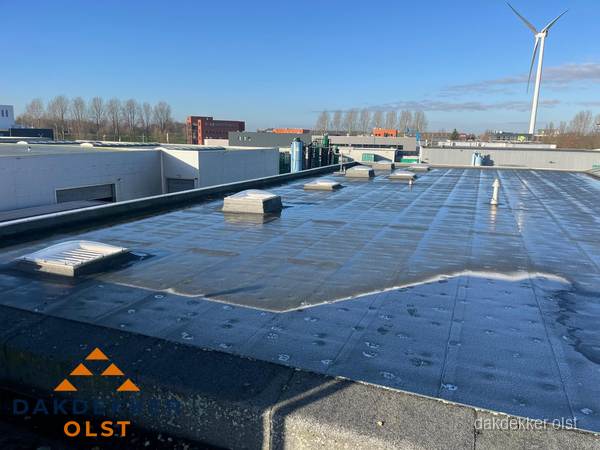 Plat dak bedrijfspand met bitumen dakbedekking en lichtkoepels in Olst Plat dak bedrijfspand met bitumen dakbedekking en lichtkoepels in Olst