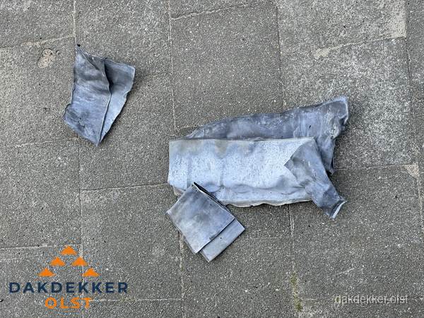 Oude verwijderde loodslabben na vervanging in Olst
