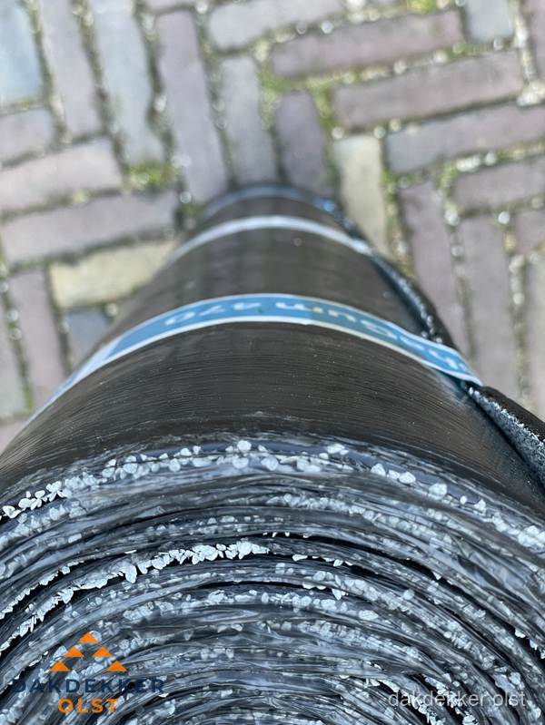 Rol bitumen dakleer met leislag voor plat dak in Olst Rol bitumen dakleer met leislag voor plat dak in Olst