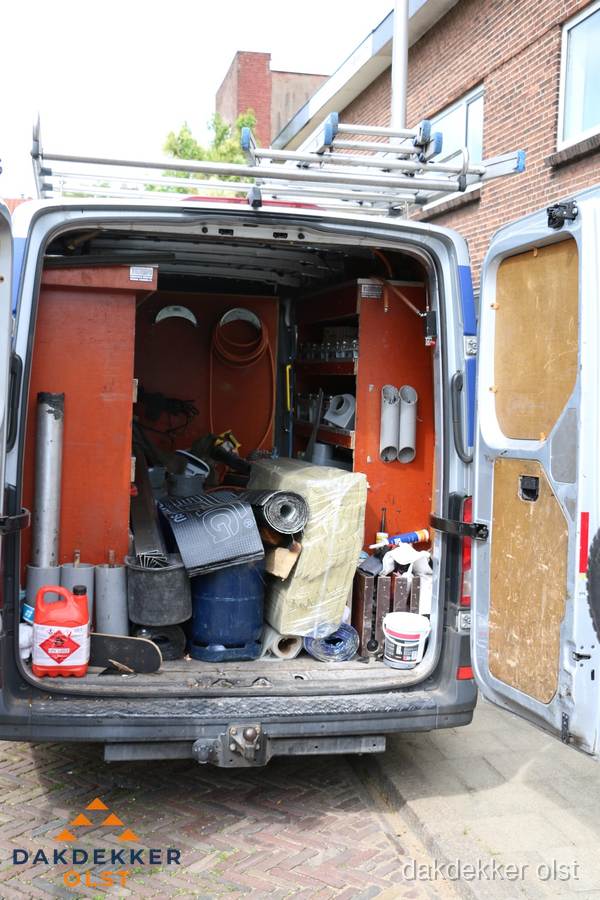 Bedrijfsbus van dakdekker met gereedschap en materialen in Olst