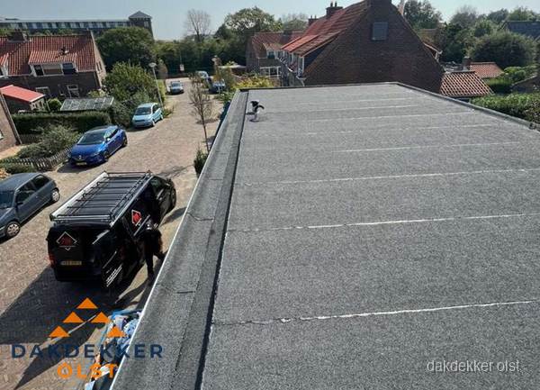 Nieuw bitumen plat dak met uitzicht over woonwijk in Olst Nieuw bitumen plat dak met uitzicht over woonwijk in Olst