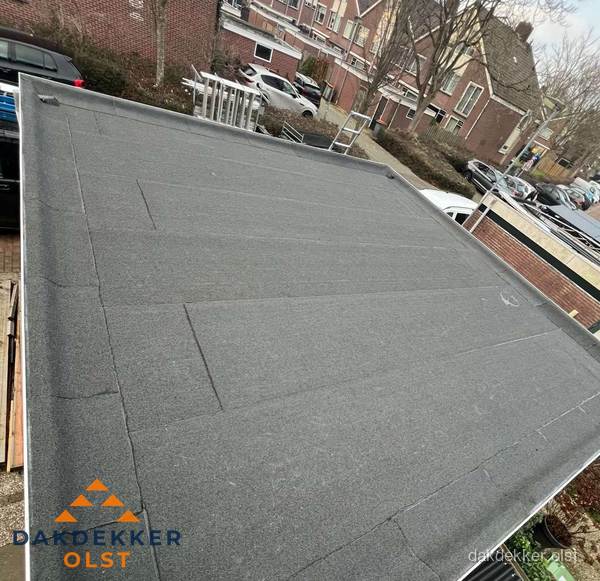 Nieuwe bitumen dakbedekking op plat dak van garage in Olst Nieuwe bitumen dakbedekking op plat dak van garage in Olst