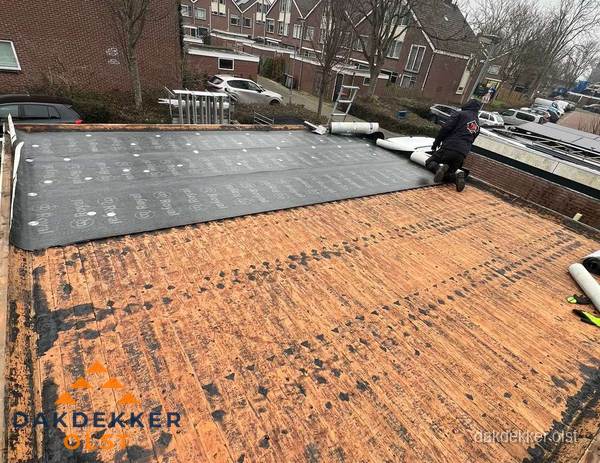 Dakdekker legt onderlaag op plat dak met houten constructie in Olst Dakdekker legt onderlaag op plat dak met houten constructie in Olst