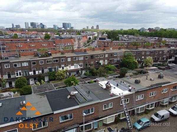 Spoed dakdekker aan het werk op plat dak in woonwijk Olst Spoed dakdekker aan het werk op plat dak in woonwijk Olst