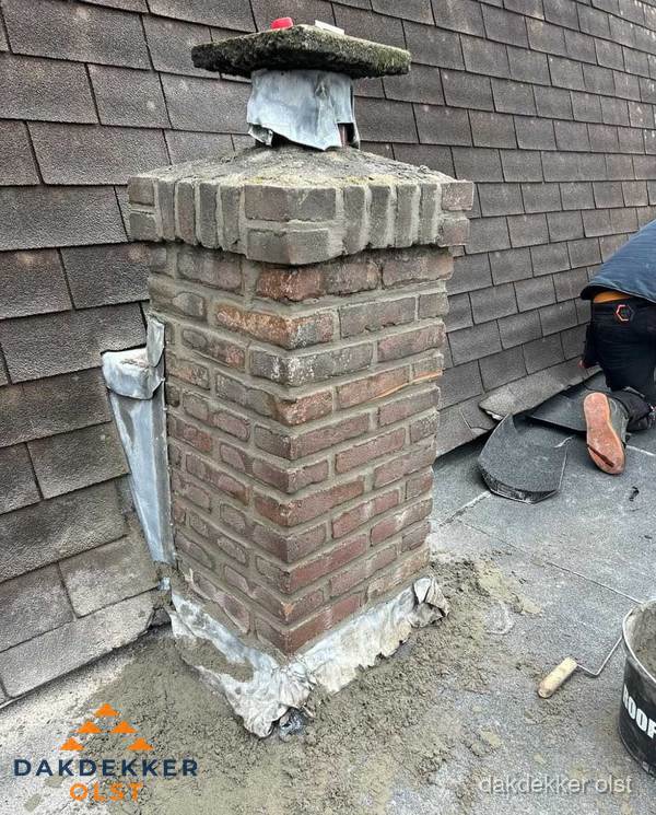 Schoorsteen reparatie met lood en voegwerk op leien dak in Olst Schoorsteen reparatie met lood en voegwerk op leien dak in Olst