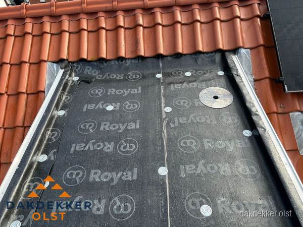 Nieuw dak met dakpannen en Royal onderlaag bij woning in Olst Nieuw dak met dakpannen en Royal onderlaag bij woning in Olst