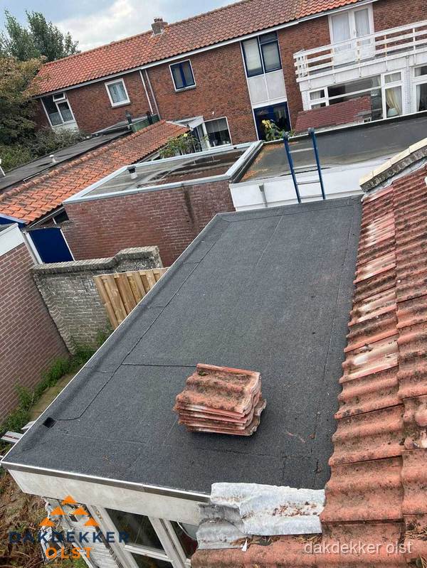 Plat dak aanbouw met bitumen naast schuin pannendak in Olst Plat dak aanbouw met bitumen naast schuin pannendak in Olst