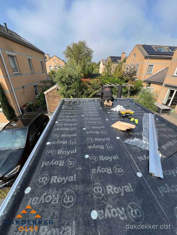 Nieuwe Royal bitumen dakbedekking op plat dak van aanbouw in Olst Nieuwe Royal bitumen dakbedekking op plat dak van aanbouw in Olst